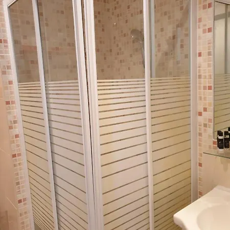 Alloggio in famiglia Double With Private Bathroom *